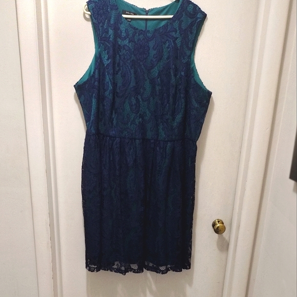 Vintage-Inspired Sleeveless Lace Navy and Green Dress - Picture 1 of 5
